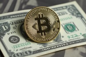 Robert Kiyosaki Predicts Bitcoin Forces US Dollar Into Hiding